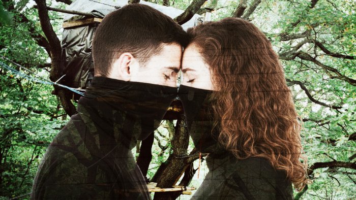 ARD Sounds Podcast-Cover: Die unendliche Haberei - Lovestory in Zeiten der Klimakrise. Zu sehen sind zwei Menschen mit geschlossenen Augen, deren Gesichter halb vermummt sind.