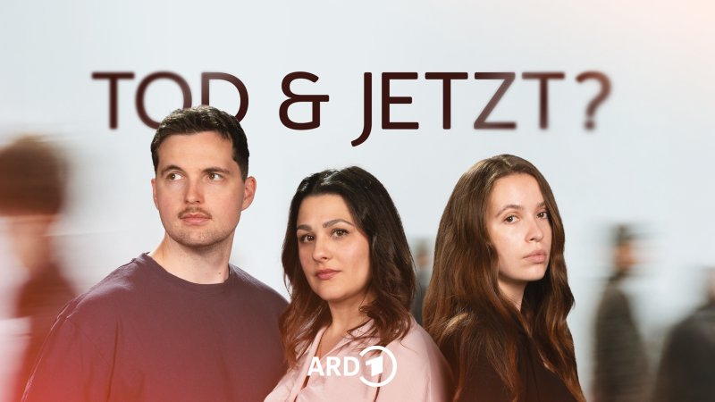 ARD Sounds Podcast-Cover: Tod & jetzt? Zu sehen sind die Hosts des Podcasts: Julian, Giuseppa und Shannon.