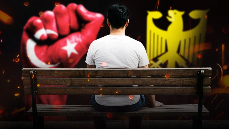 ARD Sounds Podcast-Cover: Get deutsch or die tryin'. Ein Mann im wei&szlig;en T-Shirt sitzt auf einer Parkbank. Im Hintergrund ist links eine gro&szlig;e rote Faust mit T&uuml;rkeiflagge als Textur und rechts ein goldener Bundesadler.