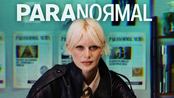 ARD Sounds Podcast-Cover: Paranormal mit Alli Neumann Zu sehen ist die S&auml;ngerin Alli Neumann und der Schriftzug Paranormal im Hintergrund unscharf Zeitungen dar&uuml;ber liegt ein t&uuml;rkiser Schatten