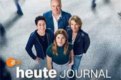 ARD Sounds Podcast-Cover: heute journal der Podcast, das Foto zeigt  Helene Reiner blickt gemeinsam mit den heute journal-Moderatoren  Dunja Hayali, Christian Sievers, Marietta Slomka und Podcast-Host Helene Reiner