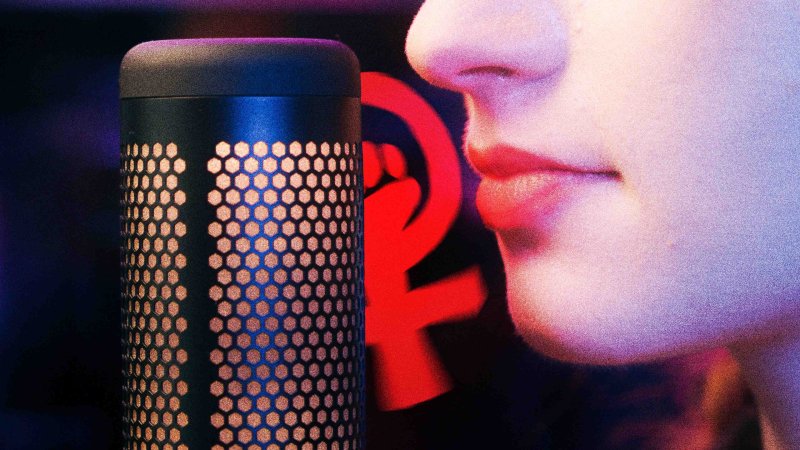 Ein Mund vor einem Mikrofon.