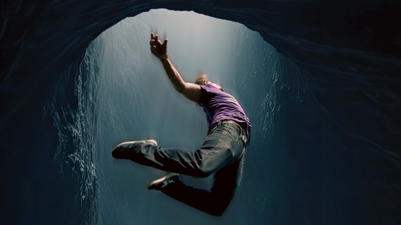 Person fällt durch eine dunkle Öffnung ins Licht. | ARD / NRD / Adobe Stock