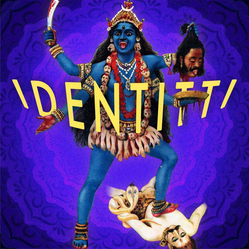 Illustration der hinduistischen Göttin Kali mit mehreren Armen vor violettem Ornamenthintergrund; darüber der Titel „IDENTITTI“.